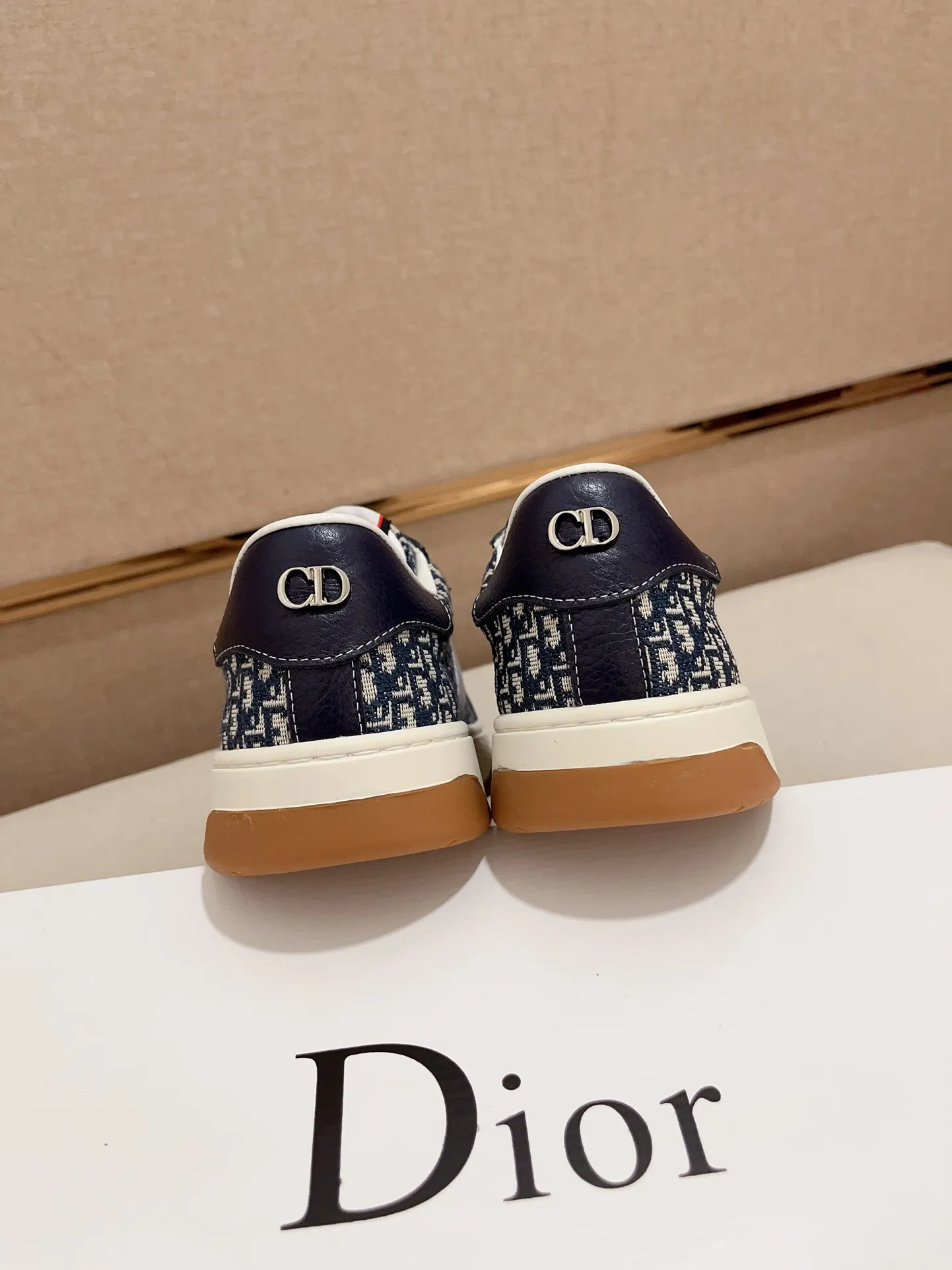 Factory price: 420💰[Dior·Dior] New casual sports style men's shoes, new spring and summer design, perfect workmanship, lace-up lazy style to create wardrobe quality, upper: imported first-layer cowhide, sheepskin lining is soft and comfortable, ultra-light TPU wear-resistant outsole, simple, versatile fashion men's shoes, excellent color code number 38--44. (Can be customized for 45 non-refundable)